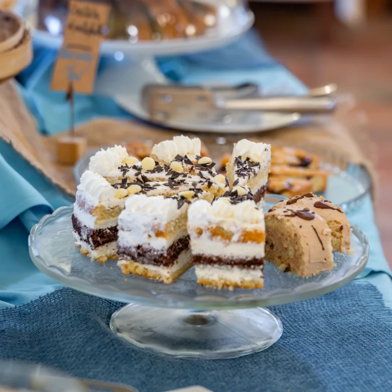 Selezione di dolci e pasticcini su alzata in vetro per la colazione dell'Hotel Luci del Faro