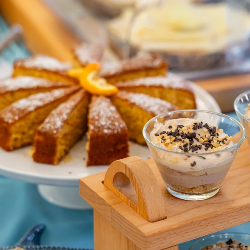 Dessert dell'Hotel Luci del Faro: torta alle mandorle e mousse al cioccolato decorata con granella di nocciole